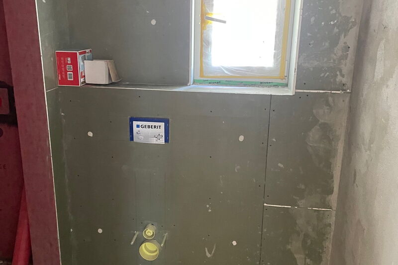 Vorher: Gästebad im Trockenbau mit Vorwandelement, Fenster abgeklebt
